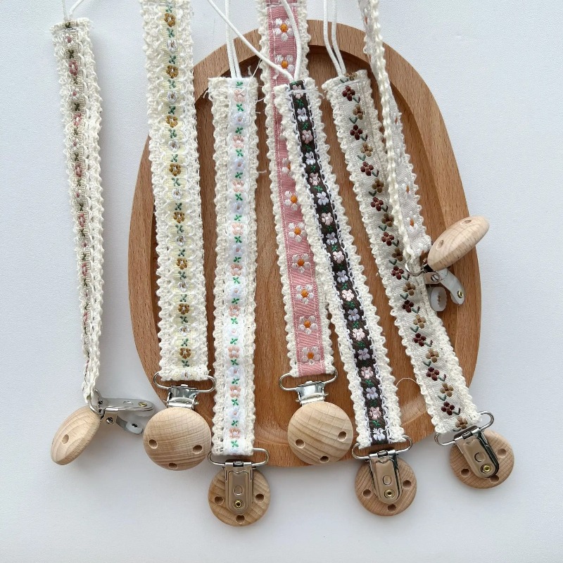 Prendedor de Chupeta de Renda  - Embroidery Gift Ideas avaliação e preço