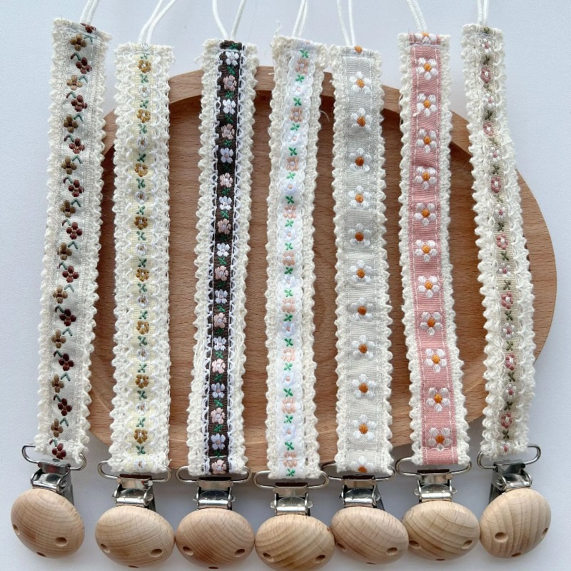 Prendedor de Chupeta de Renda  - Embroidery Gift Ideas avaliação e preço