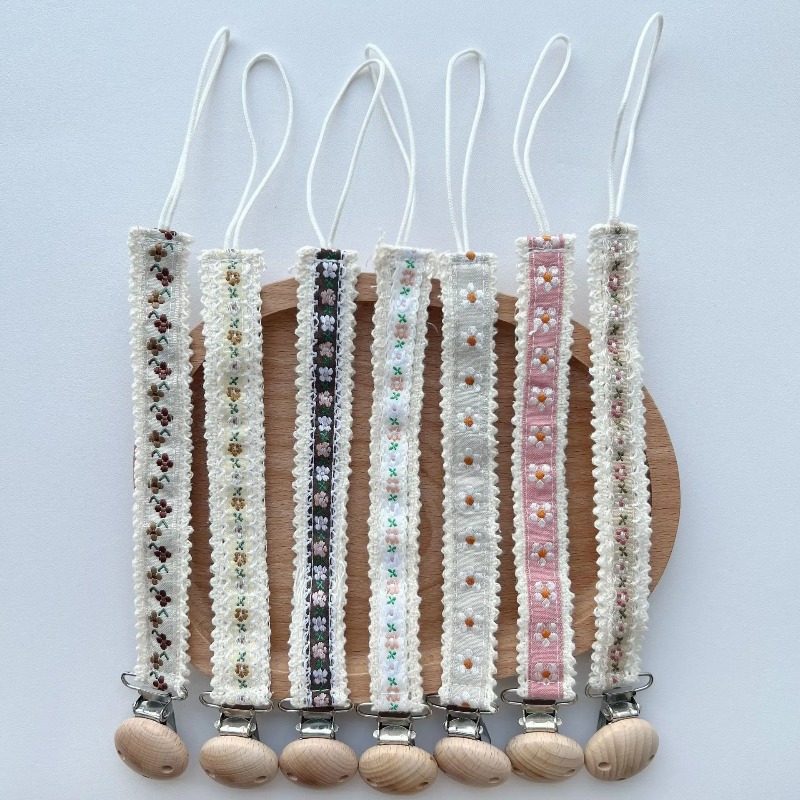 Prendedor de Chupeta de Renda  - Embroidery Gift Ideas avaliação e preço